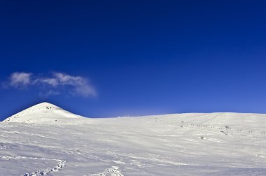 dağ tepe üzerinde kış dağ manzarası