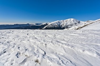dağ tepe üzerinde kış dağ manzarası