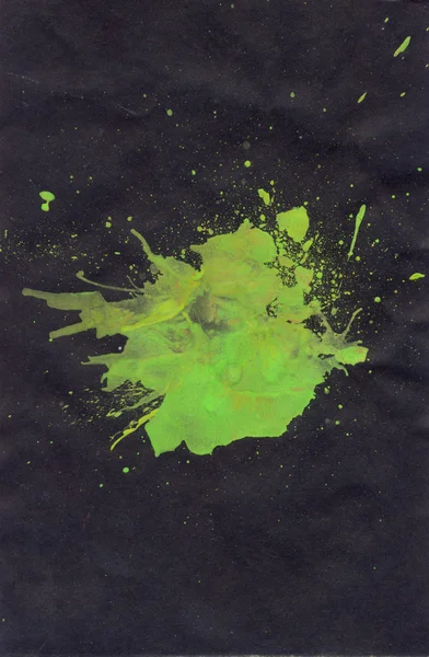 Πράσινο splash στο μαύρο χαρτί — Φωτογραφία Αρχείου