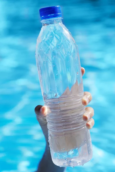 Botella Agua Una Mano Contra Agua — Foto de Stock