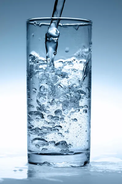 Häll Vatten Ett Glas — Stockfoto