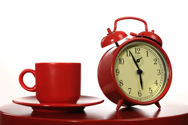 Relógio Alarme Vermelho Tradicional Com Copo Vermelho Uma Mesa Vermelha — Fotografia de Stock