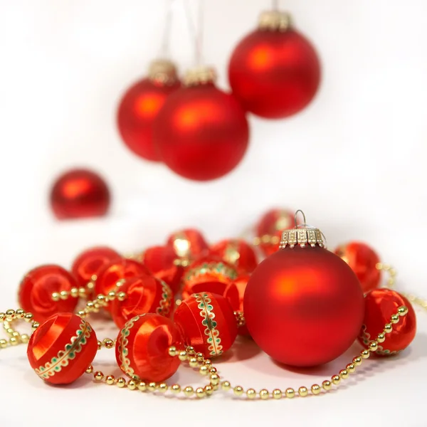 Рождественский Натюрморт Красным Мячом — стоковое фото