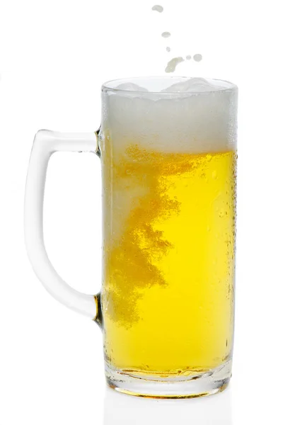 Glas Bier Mit Schaum Auf Weiß — Stockfoto