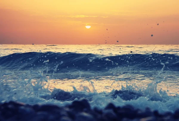 Красивый восход солнца на море — стоковое фото