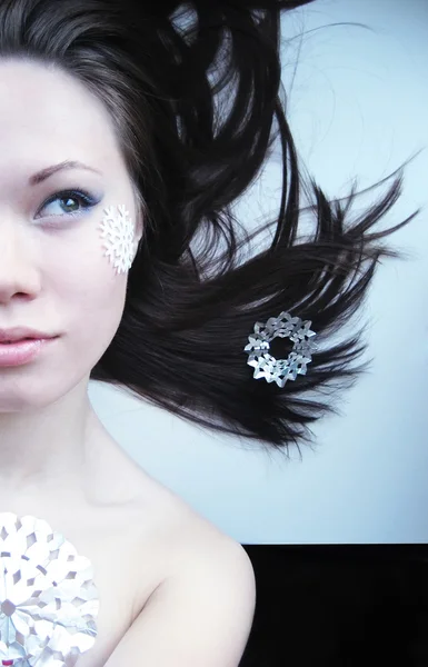 Νεαρό κορίτσι με μακιγιάζ και περικοπή νιφάδες χιονιού — Φωτογραφία Αρχείου