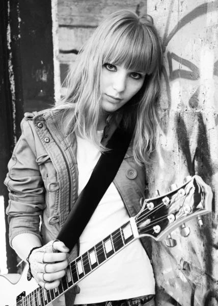 Girl plays guitar — Stock Photo, Image