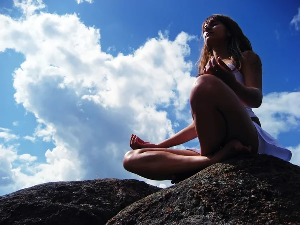 Chica meditando en una cima de la montaña — Foto de Stock