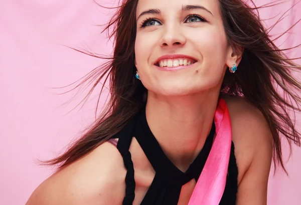 Bela menina sorridente jovem em um fundo rosa — Fotografia de Stock