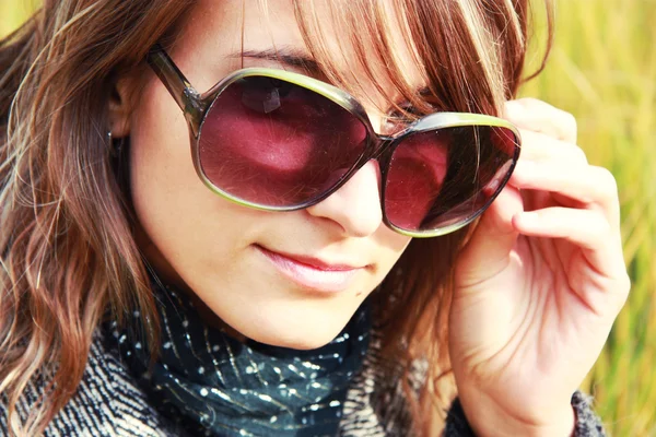 Flicka i solglasögon Stockfoto