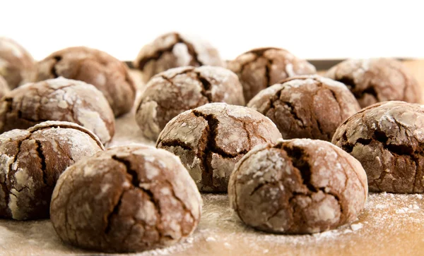Праздничная выпечка - поднос полный шоколадного печенья с сахарной глазурью — стоковое фото