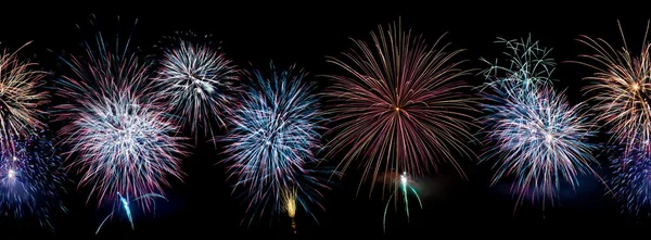 Repeatable horizontal borger of fireworks blasts on black sky - long exposu — Stock Photo, Image