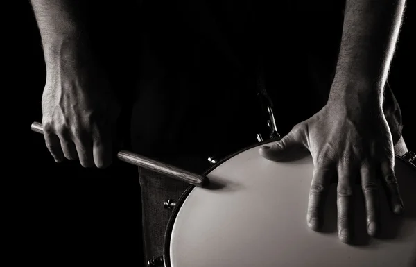 Repinique-Spiel (Rep; Repique; zweiköpfige brasilianische Trommel); wobei eine Hand — Stockfoto
