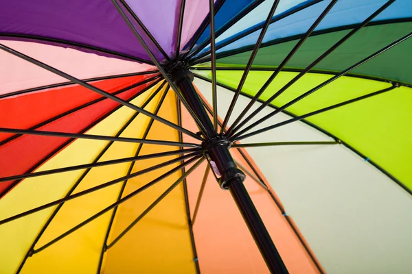 Parte de baixo de um guarda-chuva colorido arco-íris - fundo — Fotografia de Stock