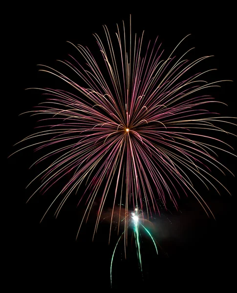 Néhány tűzijáték robbantásban a fekete ég - hosszú expozíció; — Stock Fotó