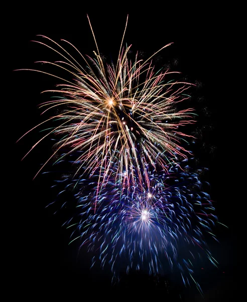 Poucas explosões de fogos de artifício no céu negro - exposição longa ; — Fotografia de Stock