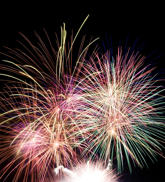 Néhány tűzijáték robbantásban a fekete ég - hosszú expozíció — Stock Fotó