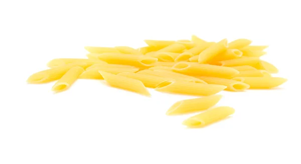 Penne gedroogde pasta stukken geïsoleerd op witte achtergrond — Stockfoto