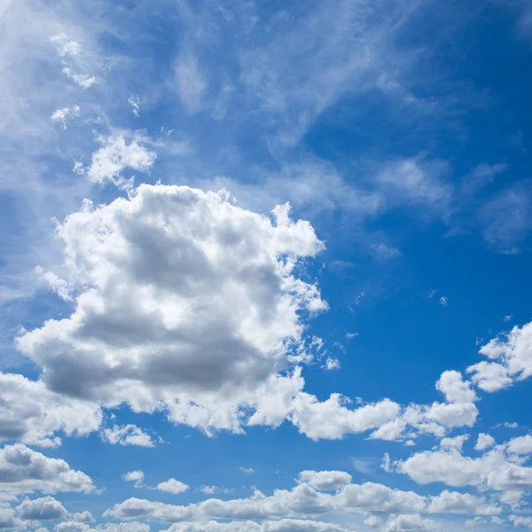 Fond naturel carré de ciel bleu avec des nuages clairs — Photo