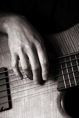 6 telli elektrik bas gitar çalmaya; fingerpicking, sağ el; tonda m