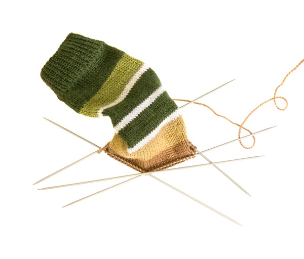 Pletení pruhovanou ponožku na pěti jehly - probíhající práce — Stock fotografie