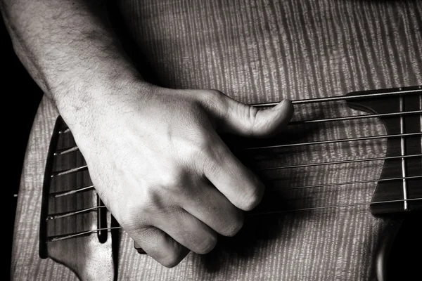 Saitige Bass Gitarre Schlagtechnik Rechte Hand Getöntes Monochromes Bild — Stockfoto