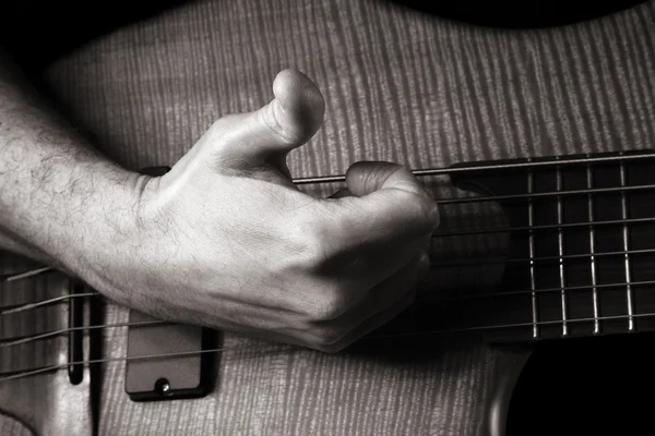 弹六弦电动的低音吉他 一巴掌技术 健美的单色图像 — 图库照片
