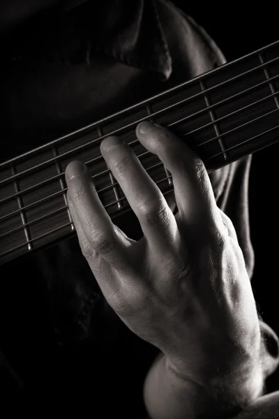 Tocando Guitarra Baixo Elétrico Seis Cordas Fretting Mão Esquerda Tonificada — Fotografia de Stock