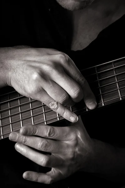大调和弦上六弦电动低音吉他 右手攻丝技术 健美的单色图像 — 图库照片