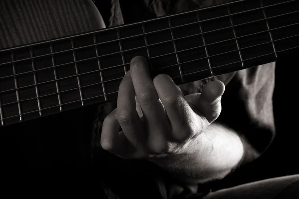 Dur Akkord Auf Sechssaitiger Bassgitarre Linke Hand Getöntes Monochromes Bild — Stockfoto