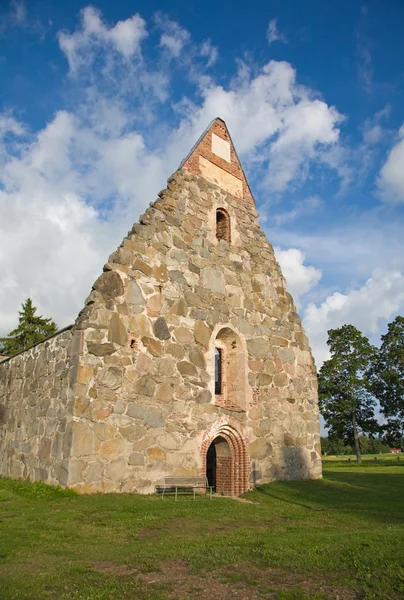 Old ruined church in Finland, blue sky, wide-angle shot — Stock Photo, Image