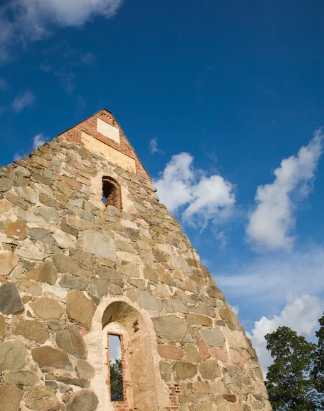 Vecchia chiesa in rovina in Finlandia, cielo blu, colpo grandangolare — Foto Stock