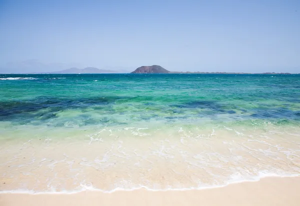 Ilhas Canárias; praia de areia branca em Fuerteventura; pequena ilha Isla de Lob — Fotografia de Stock