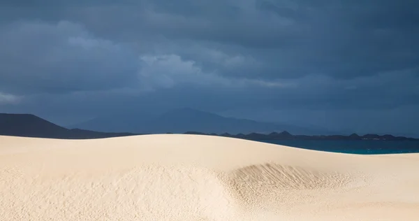 Fuerteventura, corralejo kumulları doğa parkı, kum tepeleri t — Stok fotoğraf