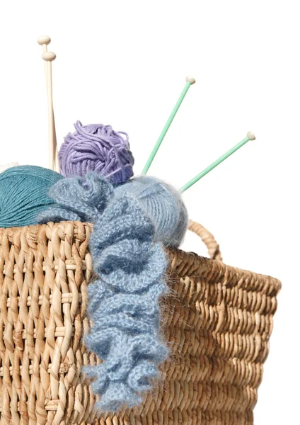 Túlcsorduló knitter barátait kosár, elszigetelt fehér — Stock Fotó
