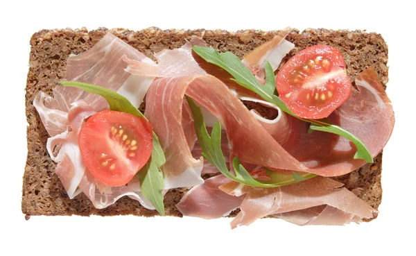 マルチグレインのパン 生ハム ロケット トマトのオープン サンドイッチ — ストック写真