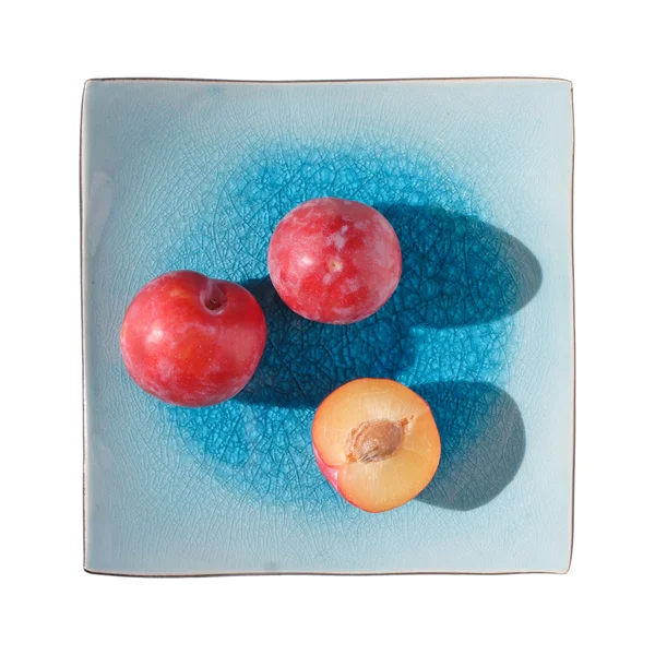 Szilva kék tányérra — Stock Fotó