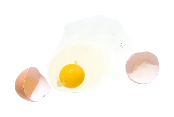 Разбитое яйцо, изолированное — стоковое фото