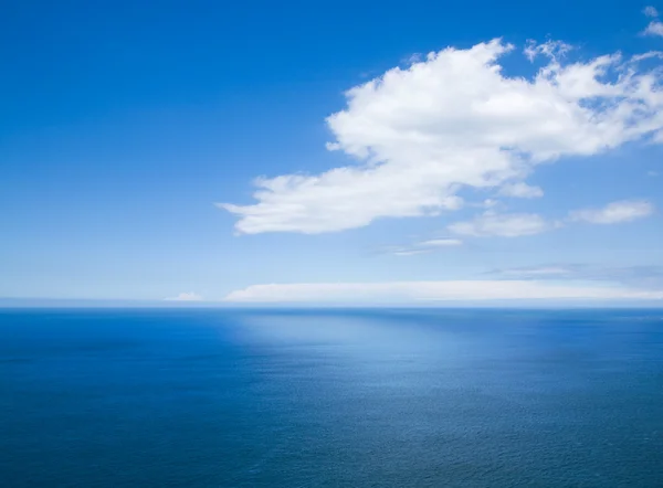 Fondo Natural Nubes Sobre Océano Sus Sombras Sobre Agua Vista —  Fotos de Stock