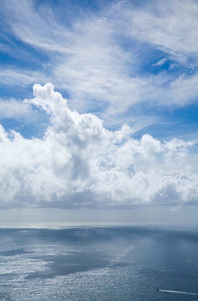 自然背景 海洋上空云及它们在水中 视图上的影子 图库照片 C Tamara K