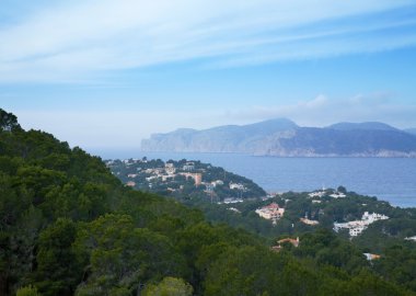 Santa Ponsa; Mayorka (Mallorca); güneybatısında beldesinde tatil tepeler çevreleyen görüntülemek