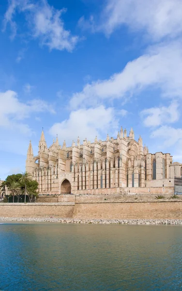 Palma de Mallorca; Blick über das Wasser auf die Kathedrale — Stockfoto
