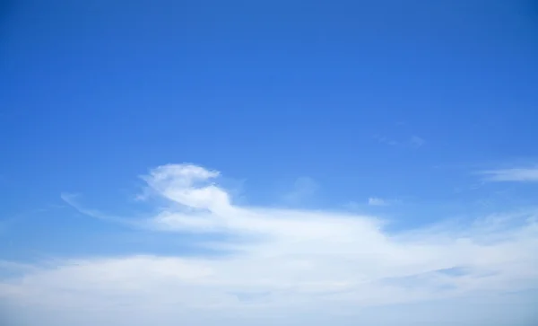 Hafif bulutlu gökyüzü — Stok fotoğraf