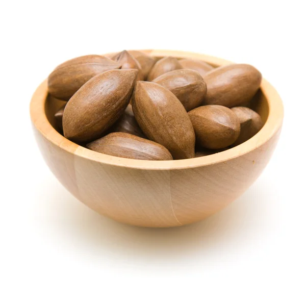 Орехи орехи орехи орехи орехи в небольшой деревянной чаше, изолированные, на белом фоне ; — стоковое фото