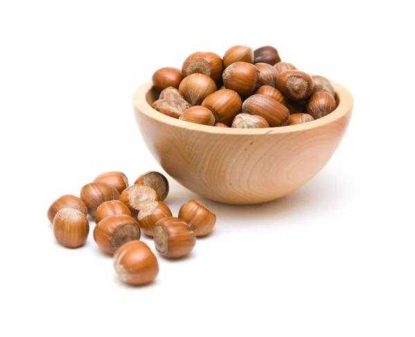 Lískové ořechy v malé dřevěné misce izolovaných na bílém pozadí; — Stock fotografie