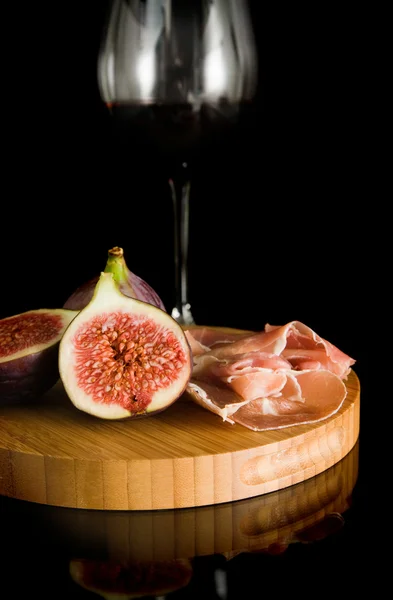 Figues Fraîches Prosciutto Vin Rouge Sur Petite Planche Découper Ronde — Photo