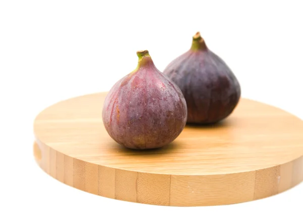 Drie Rijpe Paarse Fig Vruchten Kleine Houten Snijden Borad Geïsoleerd — Stockfoto