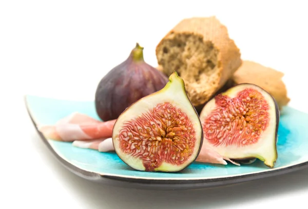 Świeże figi; Szynki i potłuczone kawałki chleba spichlerz na kwadrat niebieski pl — Zdjęcie stockowe