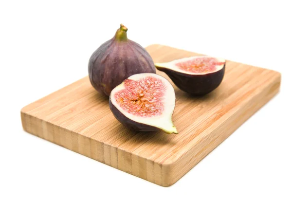 Drie Rijpe Paarse Fig Vruchten Kleine Houten Snijden Borad Geïsoleerd — Stockfoto
