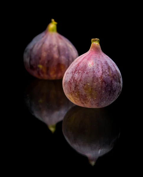 Fructe Smochin Violet Coapte Izolate Fundal Negru Reflecție — Fotografie, imagine de stoc